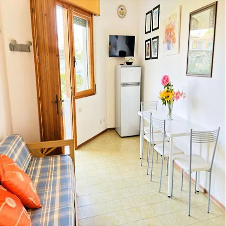Charming Two-bedroom With Private Garden 아파트 비비오네